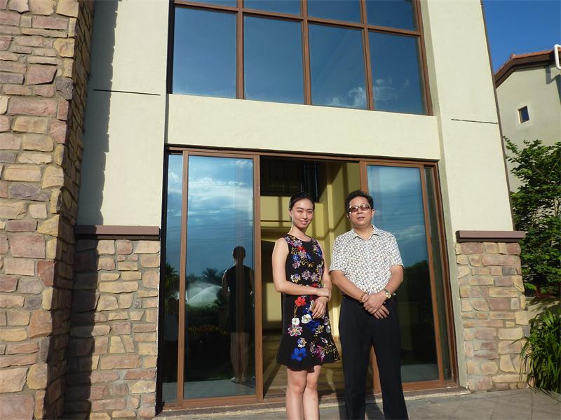 海真老师与三沙卫视主持人艺霏女士合影 海真老师与三沙卫视主持人艺霏女士合影